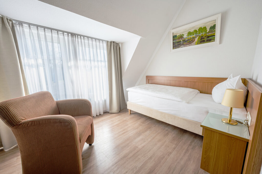 Gemütliches Einzelzimmer mit großem Fenster im LH Hotels Lilienthal