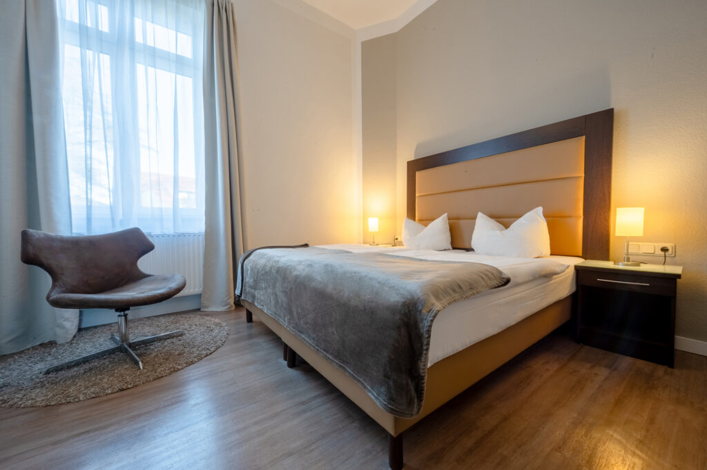 Doppelzimmer mit großem Doppelbett im LH Hotels Lilienthal