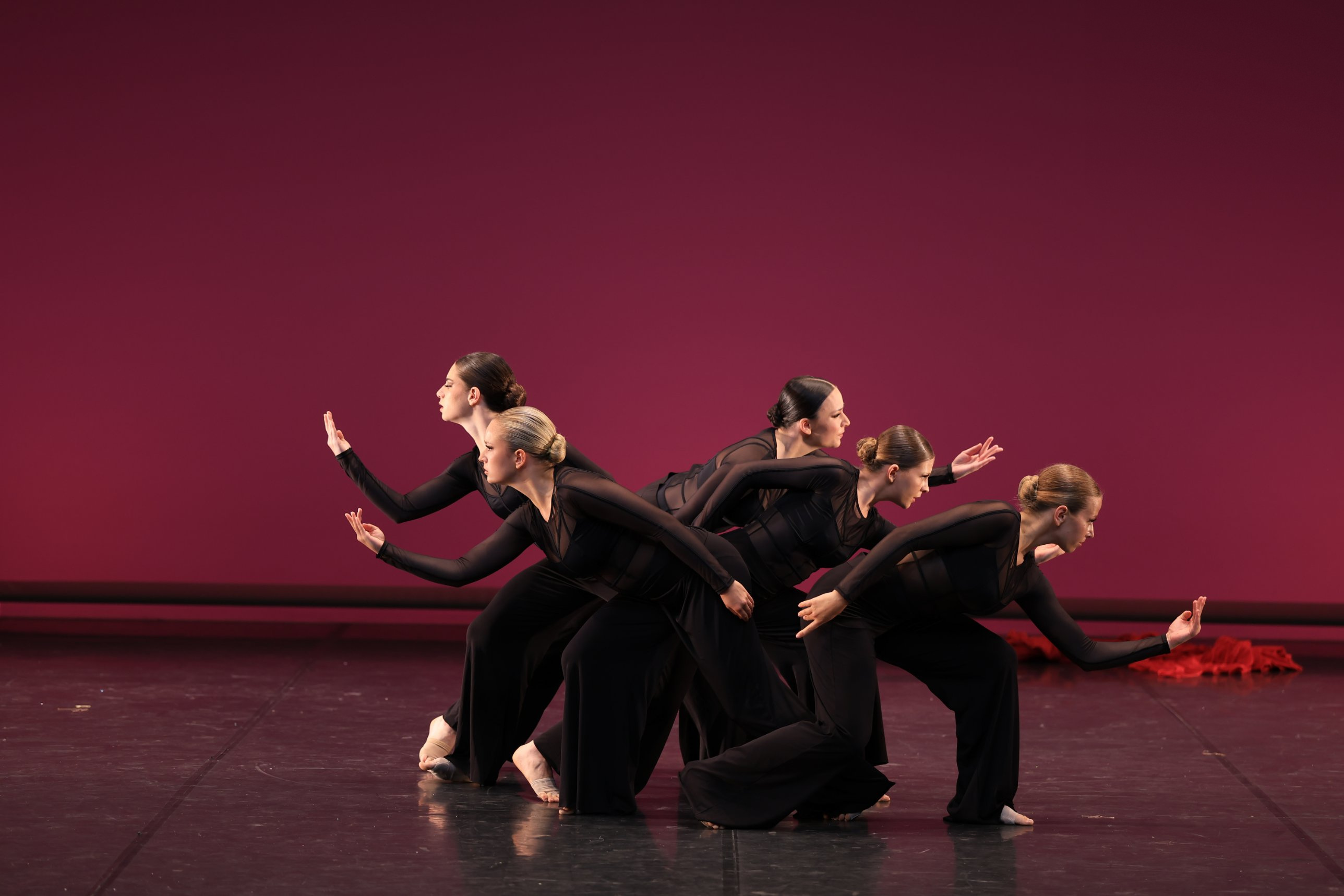 Fünf Tänzerinnen in Schwarz in einer Reihe auf der Bühne der Global Dance Open