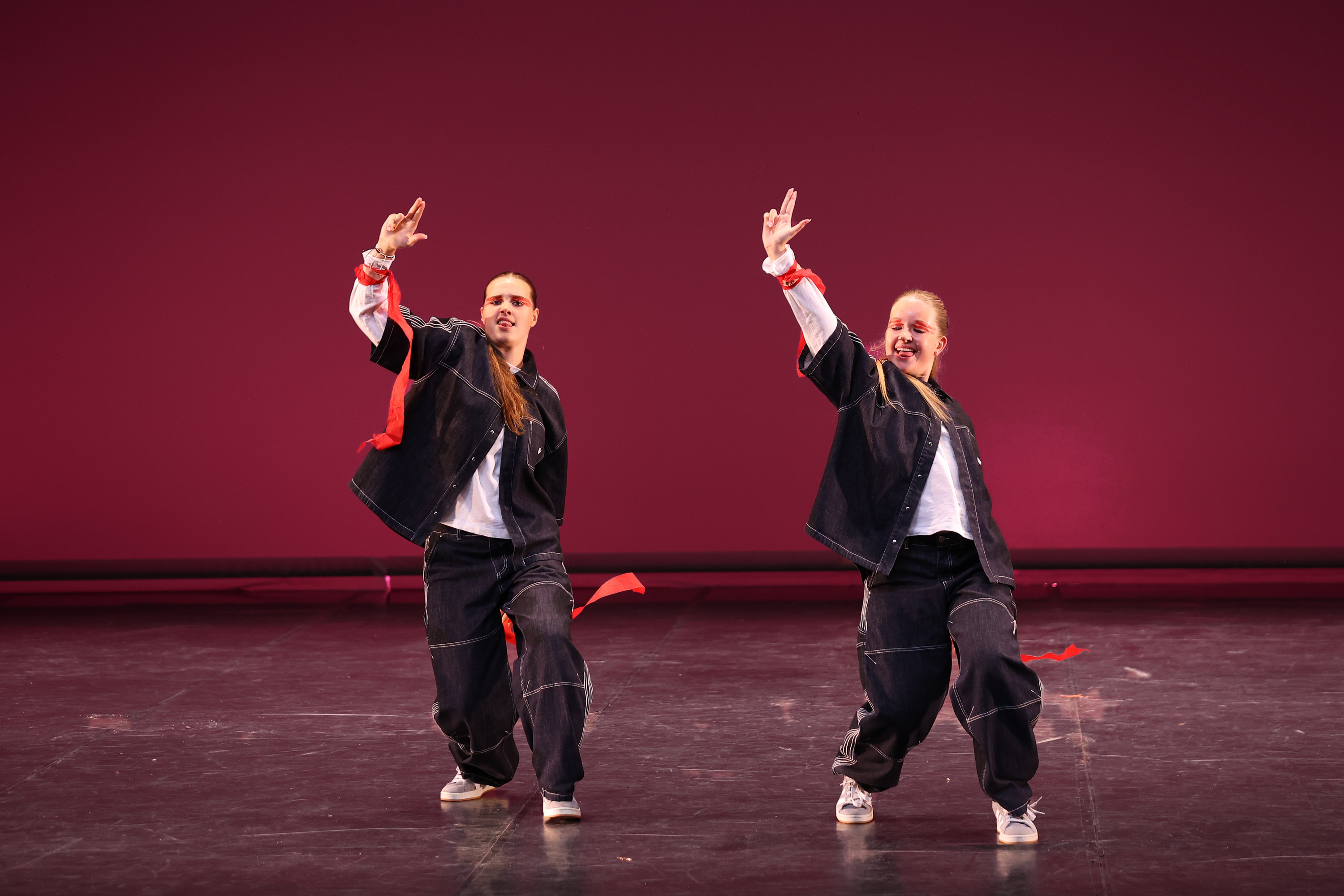 Zwei Tänzerinnen winken lachend von der Bühne der Global Dance Open