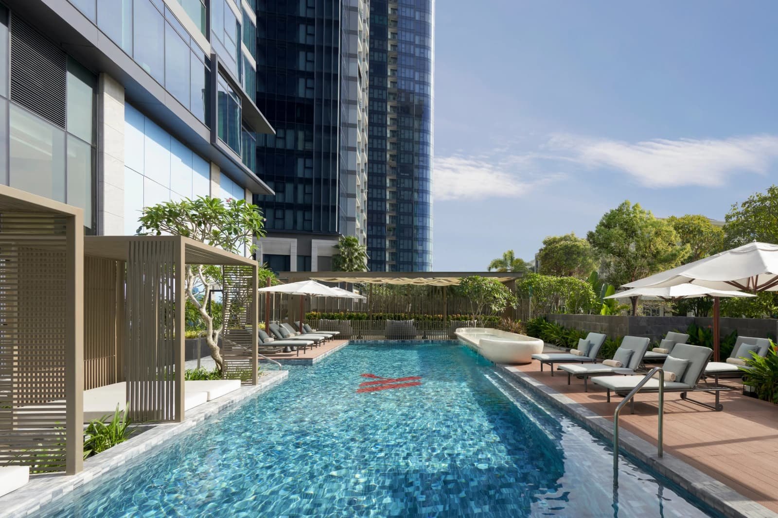 Hồ bơi tầng trệt Grand Marina