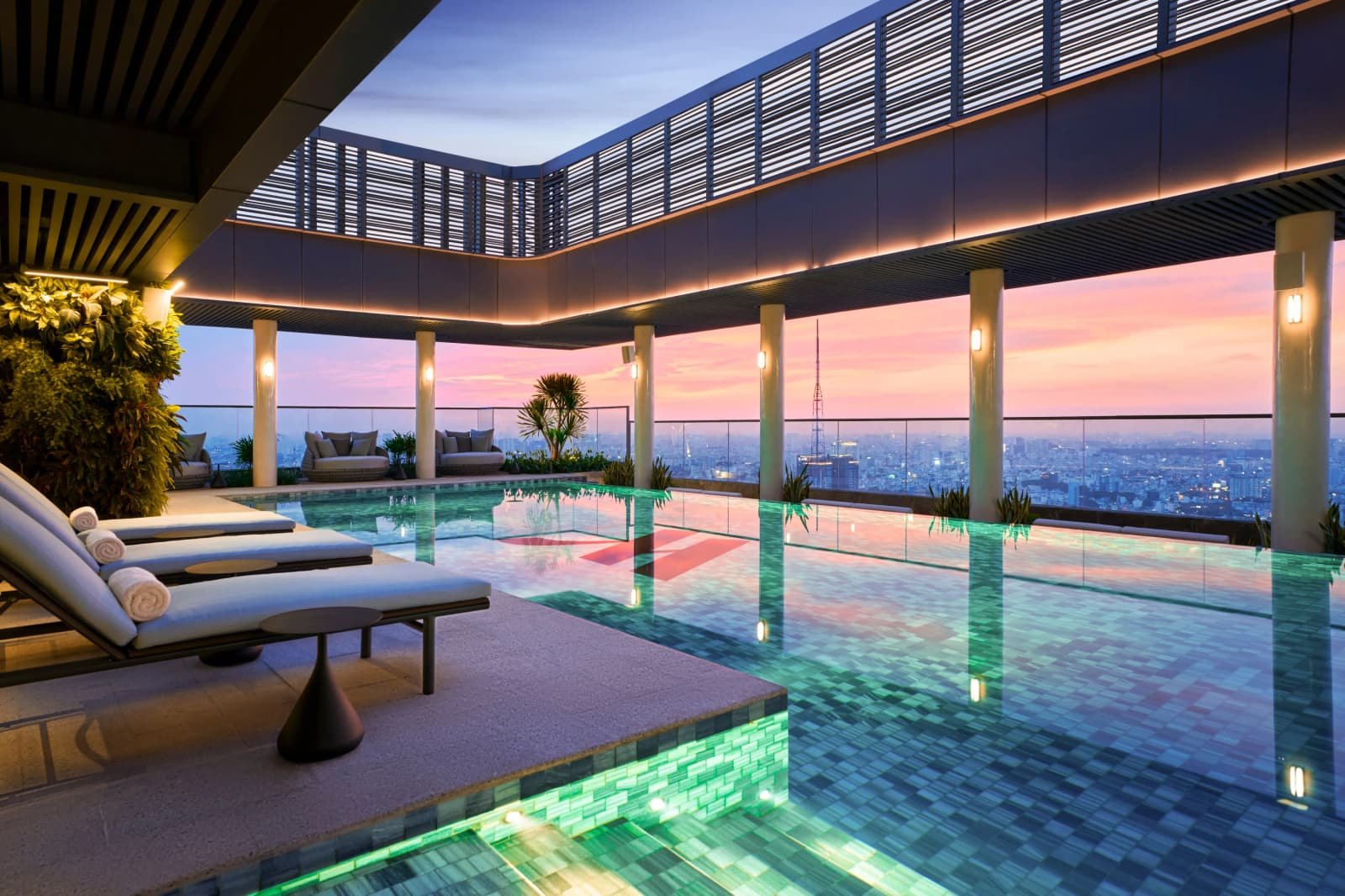 Hồ bơi trên mái Grand Marina