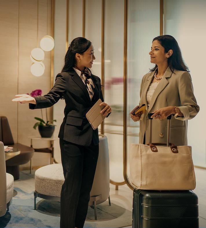 Lễ tân đón cư dân tại Grand Marina