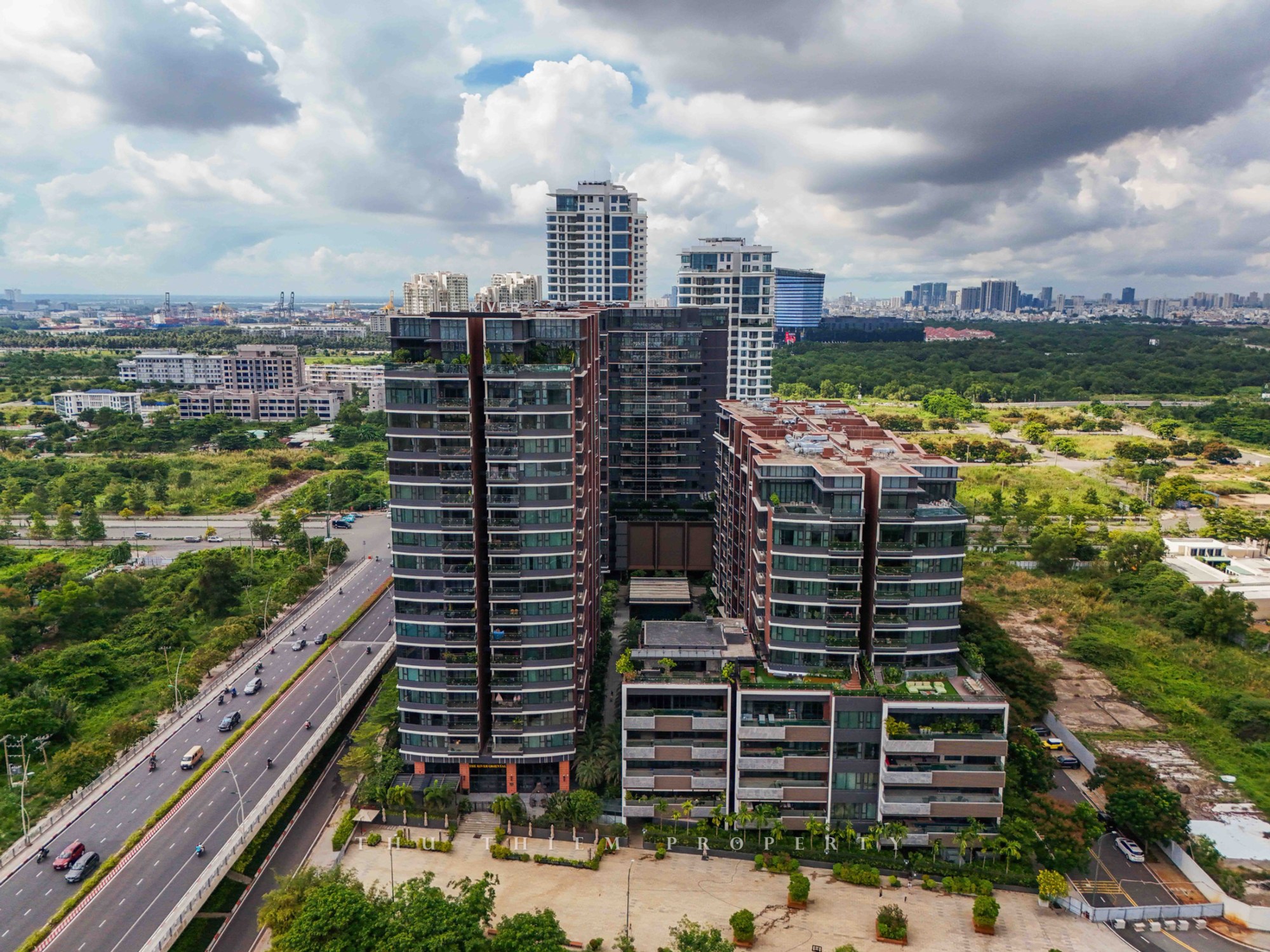 Hudson Tower và khối đế thương mại trên Đại lộ Vòng Cung
