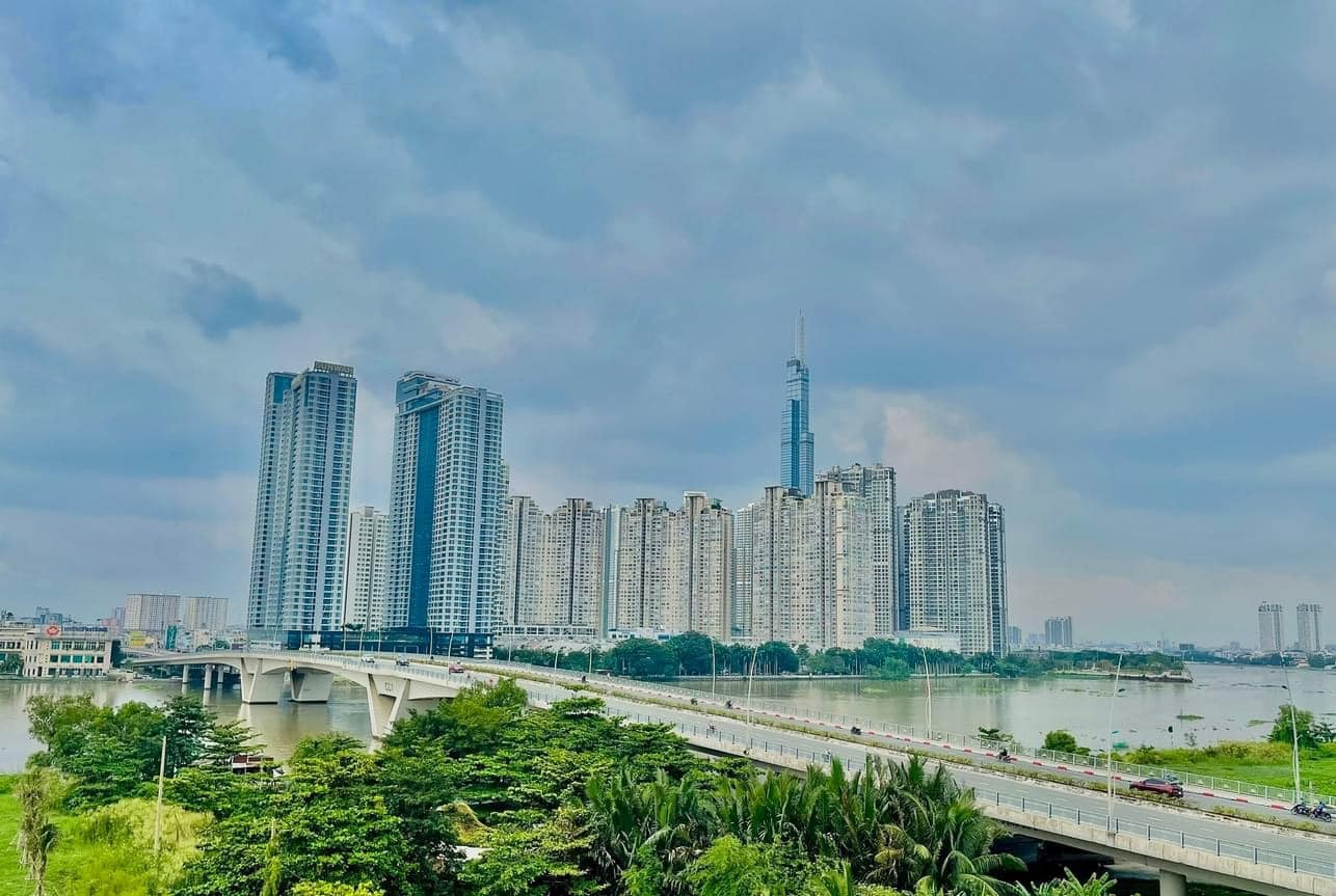Sông Sài Gòn và Landmark 81 nhìn từ Thủ Thiêm
