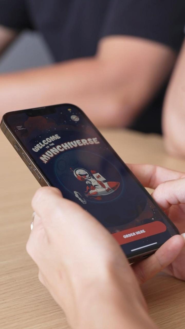 Someone ordering on the Munchiverse app