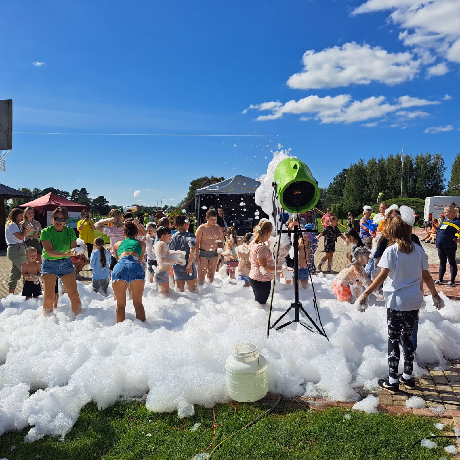 Putu ballīte ar bērniem saulainā dienā