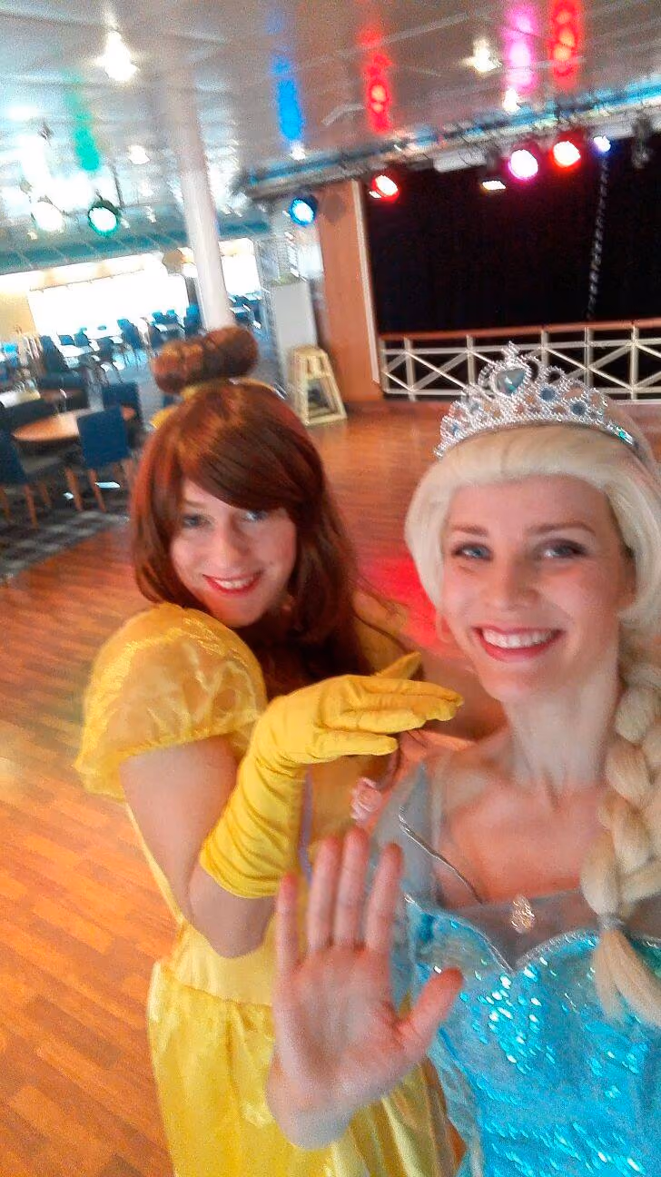 Princeses Belle un Elza ballītē