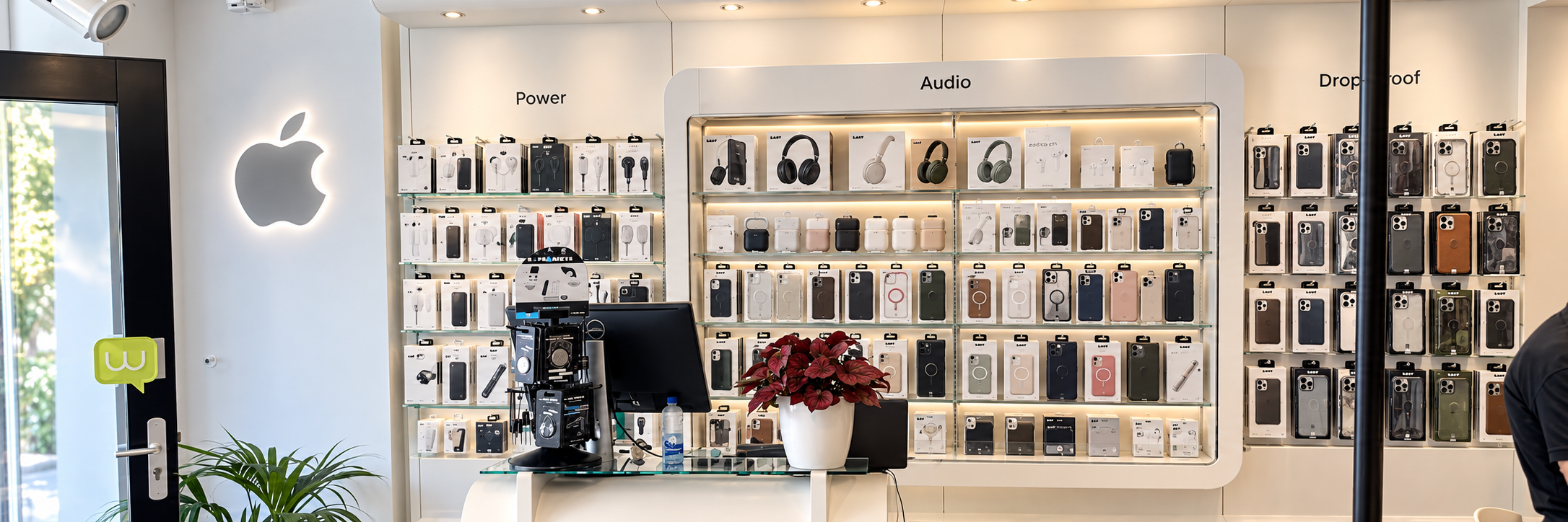Accessoires in de Welcom winkel in Noordwijk: opladers, audio en hoesjes