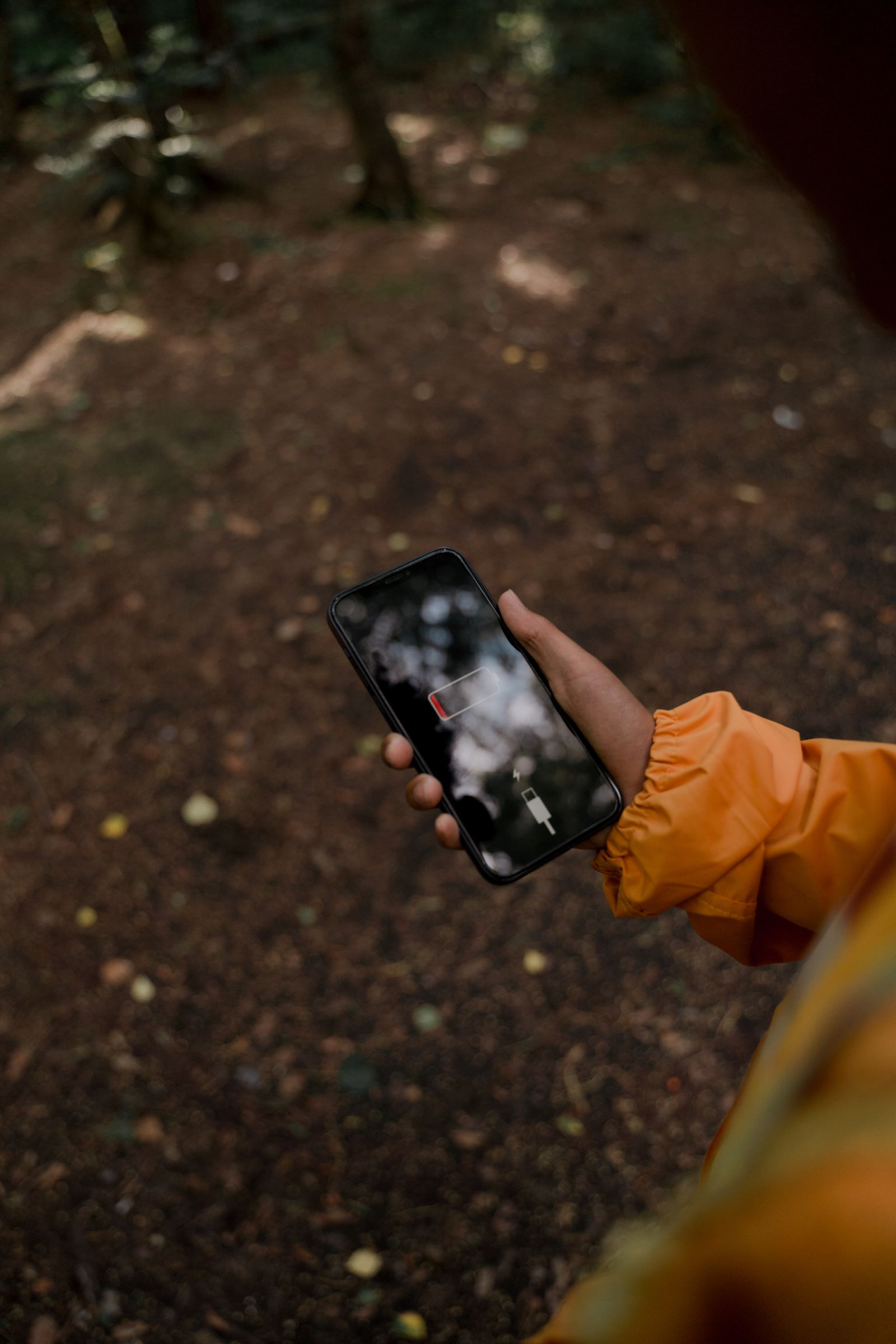 Smartphone met een bijna lege batterij in de hand