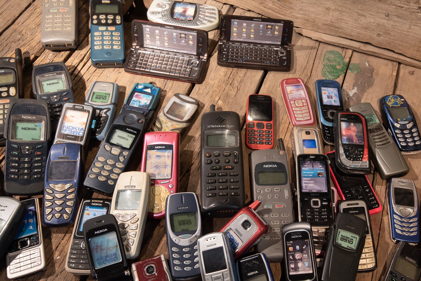 Stapel oude mobiele telefoons