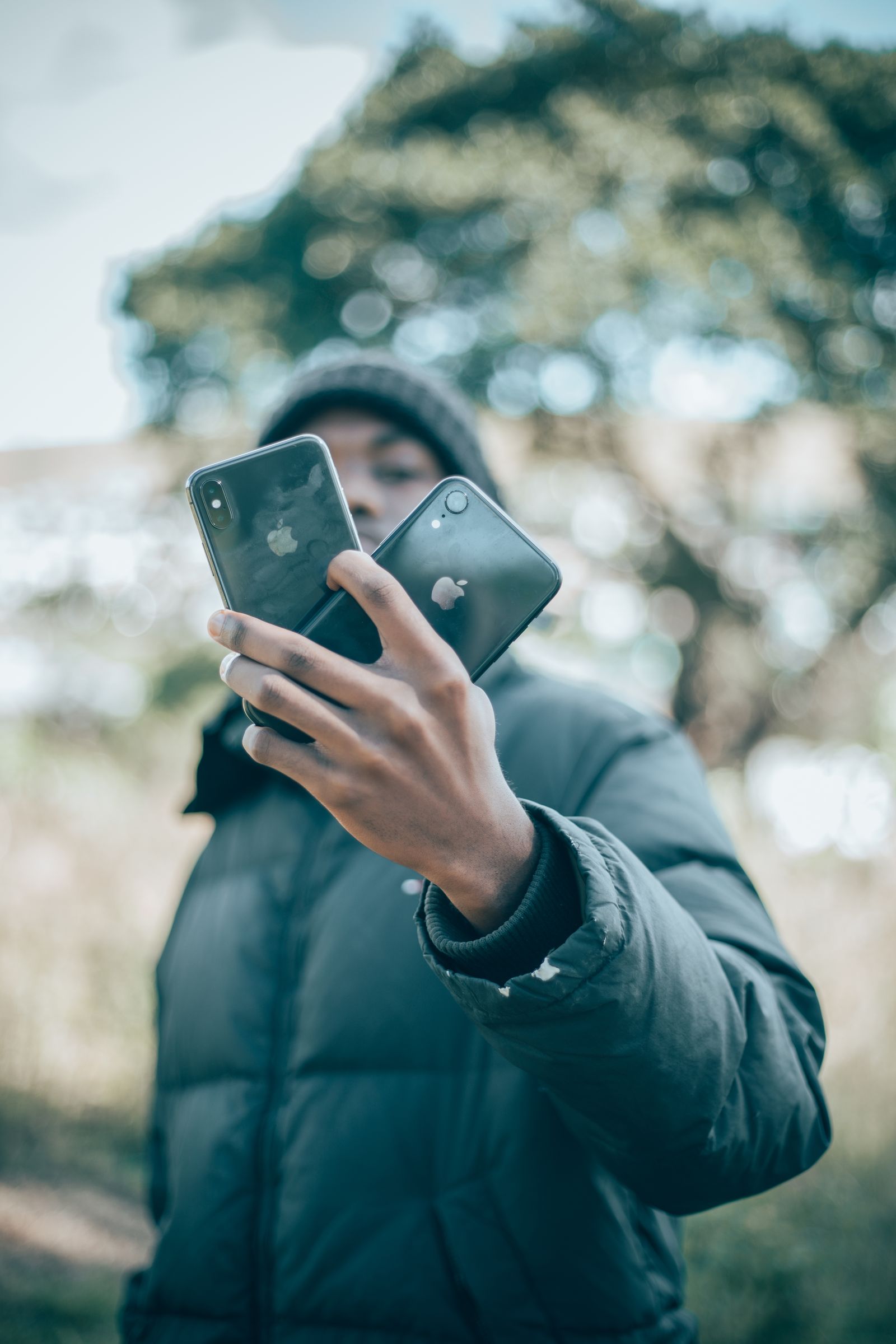 Man houdt twee smartphones vast om gegevens over te zetten