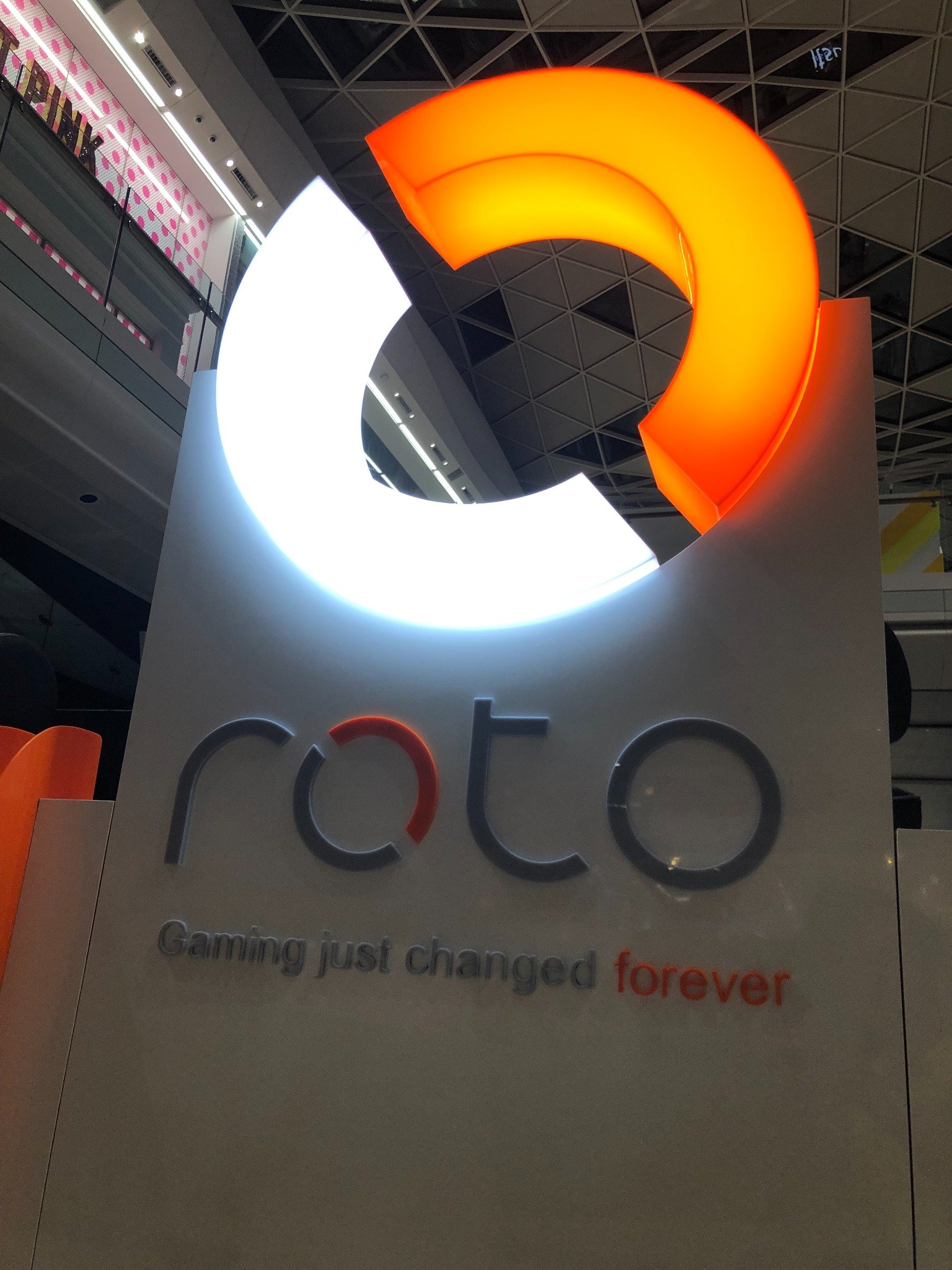 Illuminated ROTO brand feature