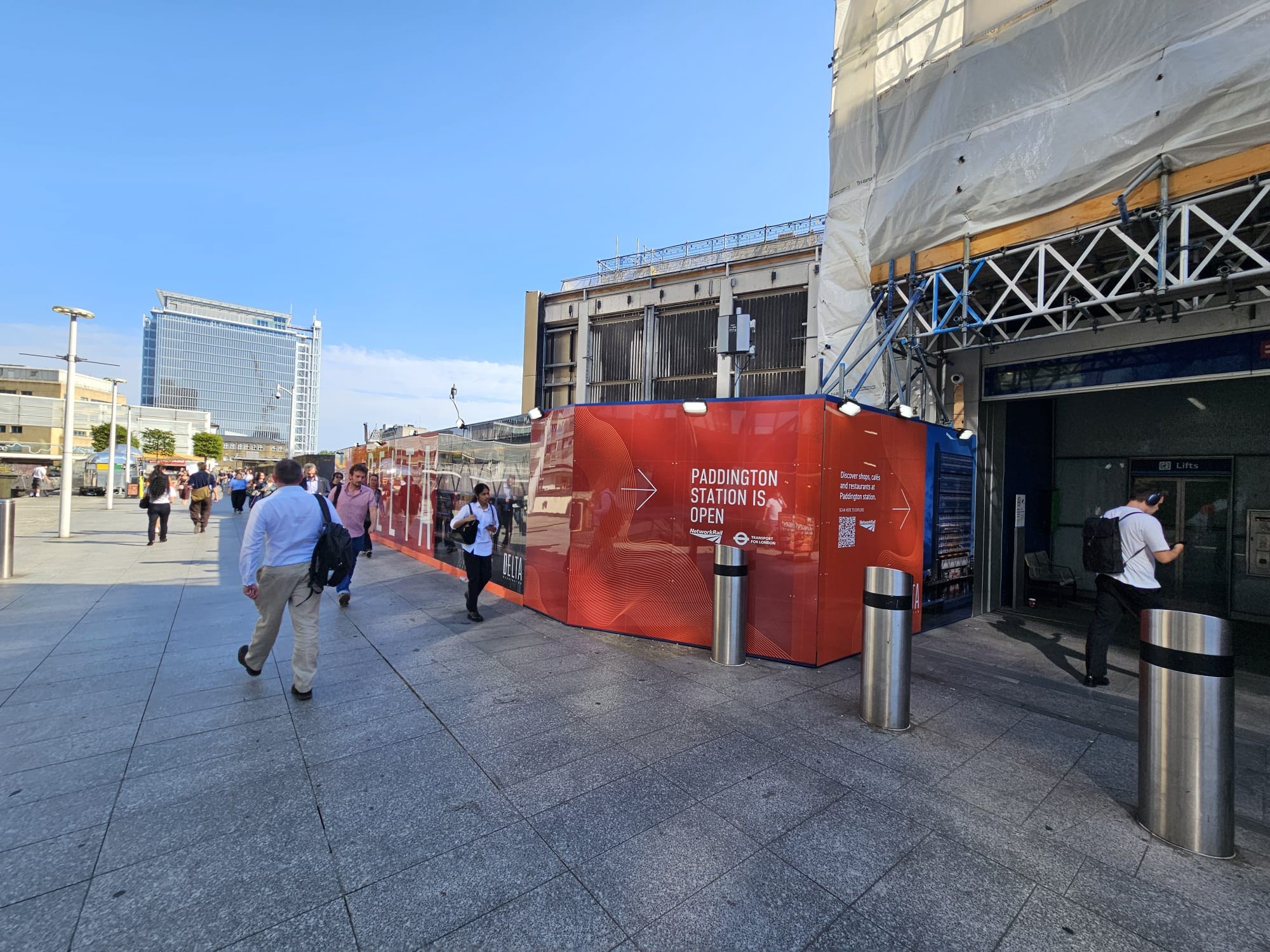 DELTA hoarding graphics continuing around a corner at Paddington Station