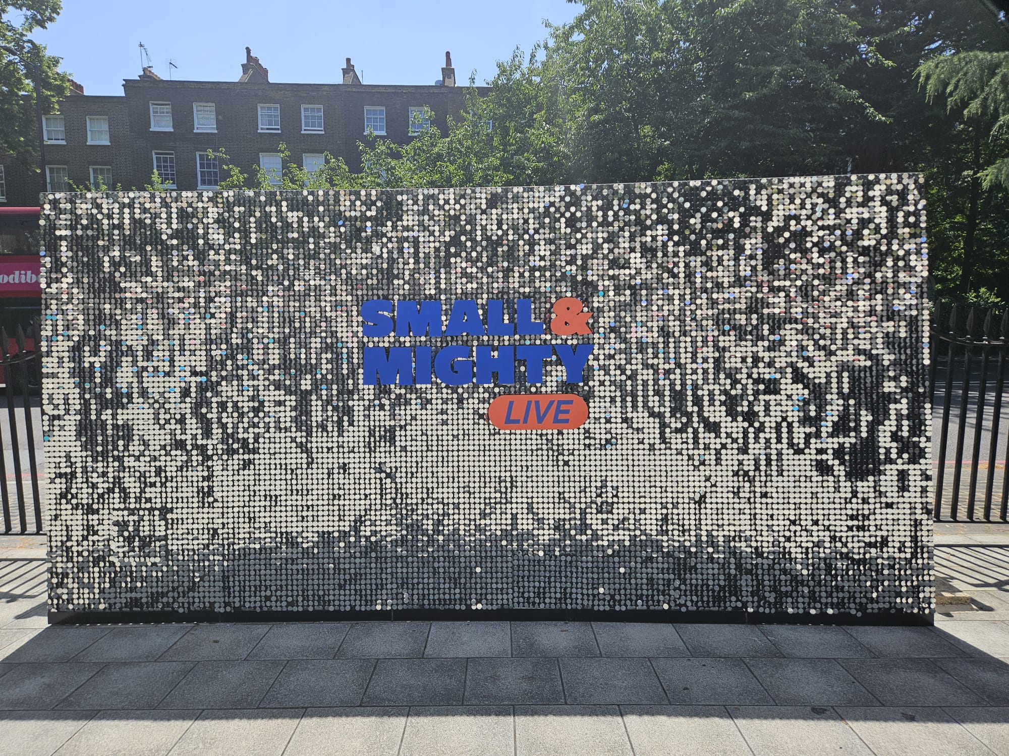 Outdoor Money Live glitter wall