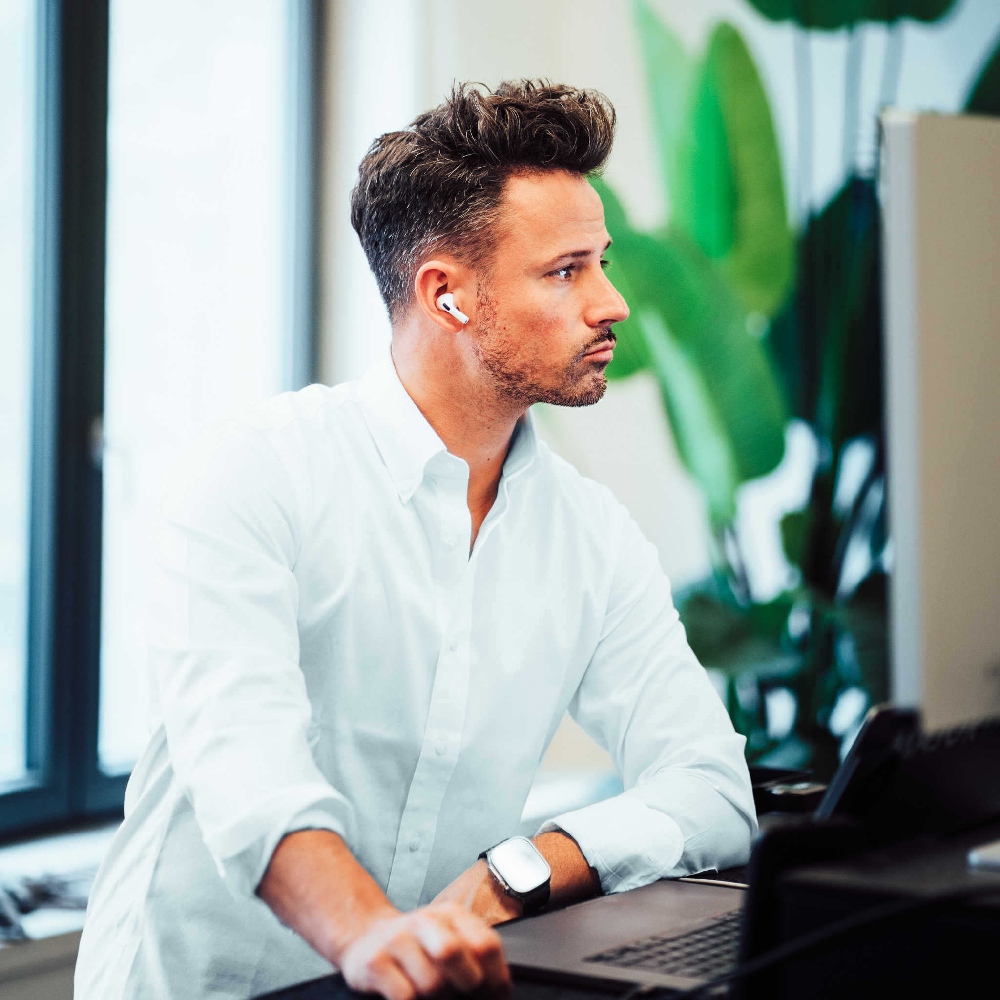 Joost Narraina at his desk