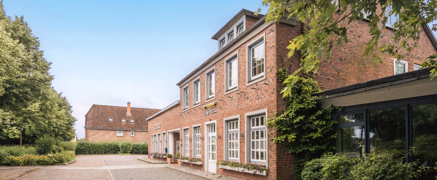 Der Wistedter Hof mit Backsteinfassade, Garten und Hofzufahrt