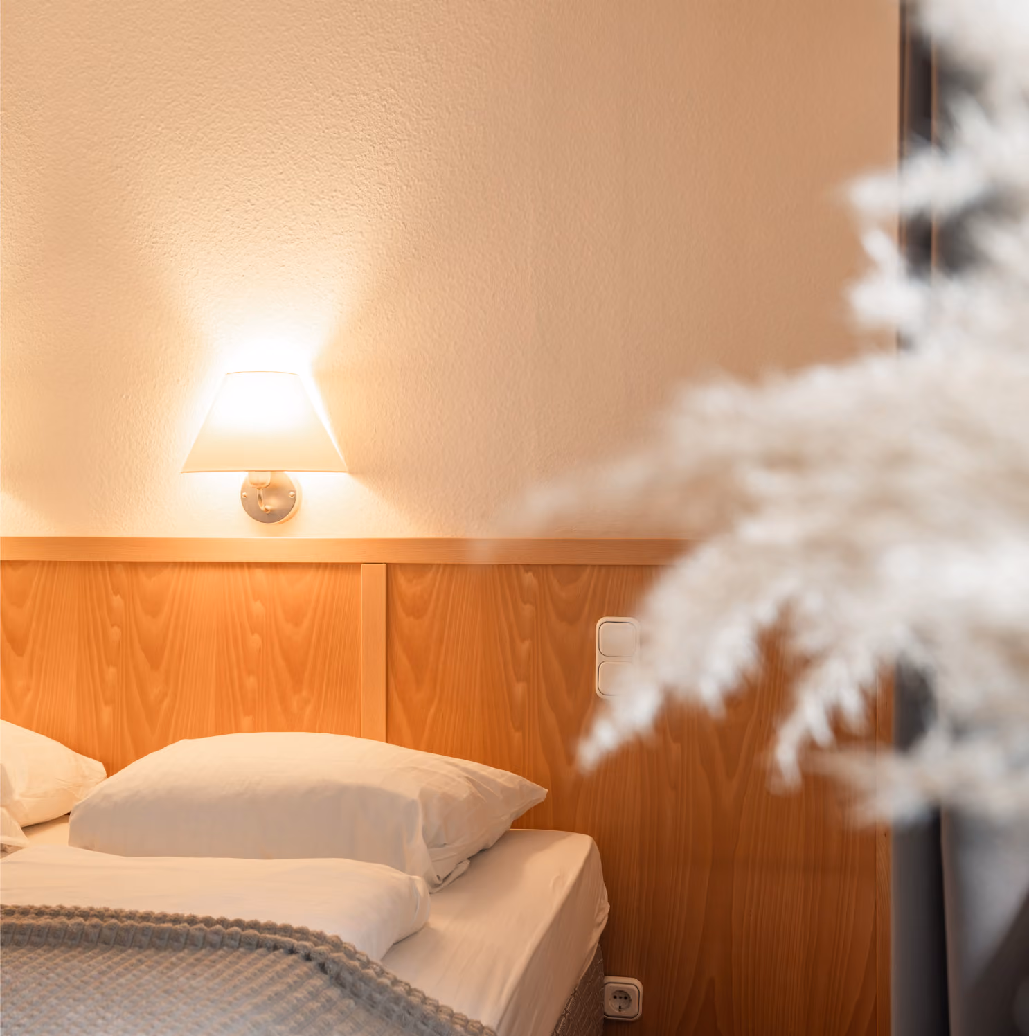 Doppelzimmer mit warmer Beleuchtung im Hotel Wistedter Hof