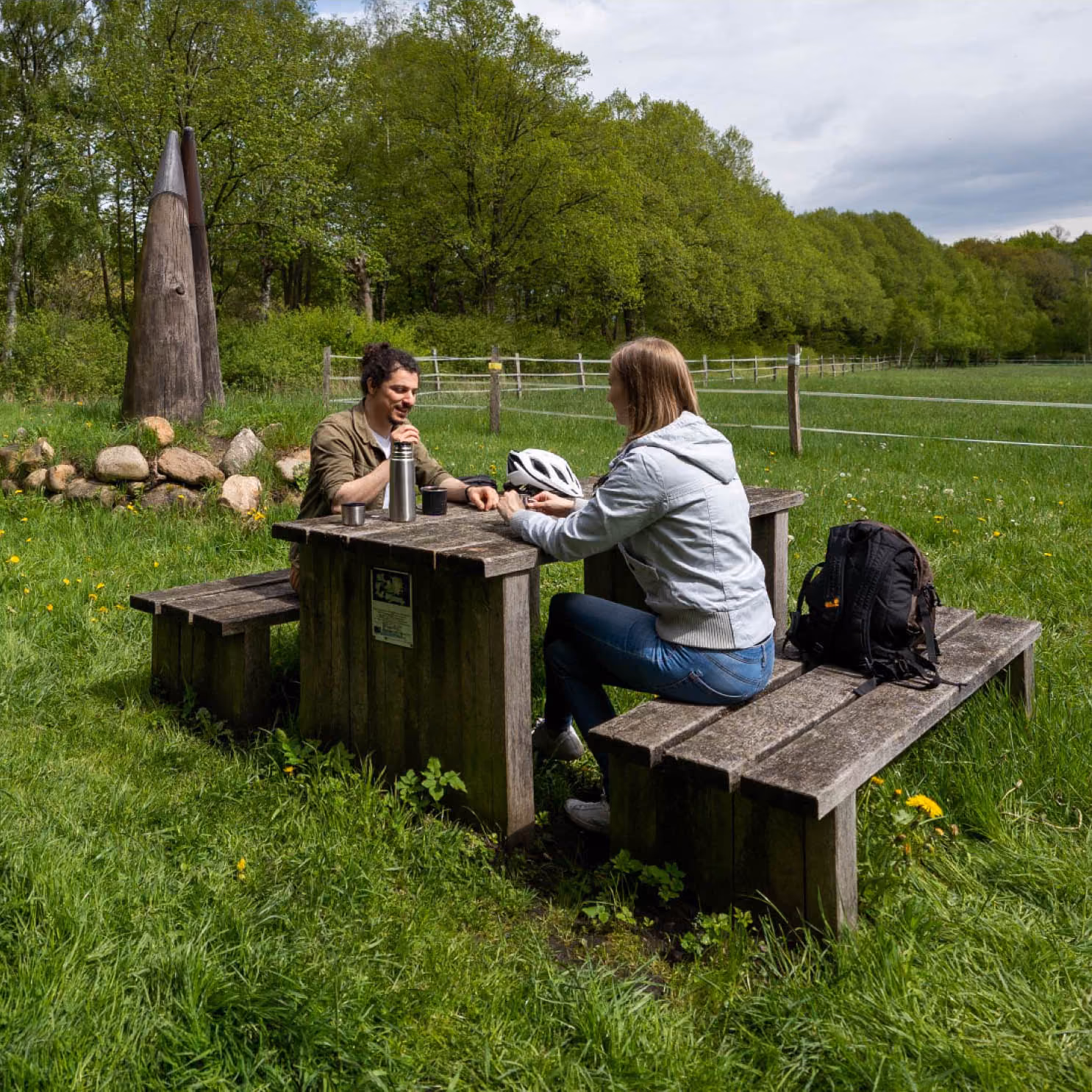 Radreisende bei einer Pause am Picknicktisch