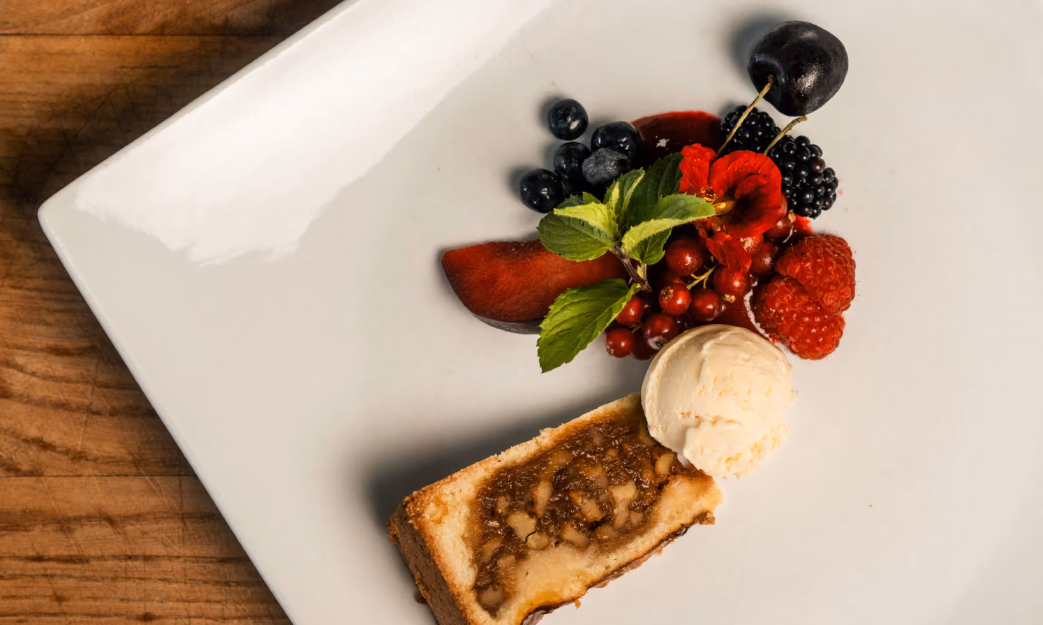 Dessert mit Beeren und Vanilleeis