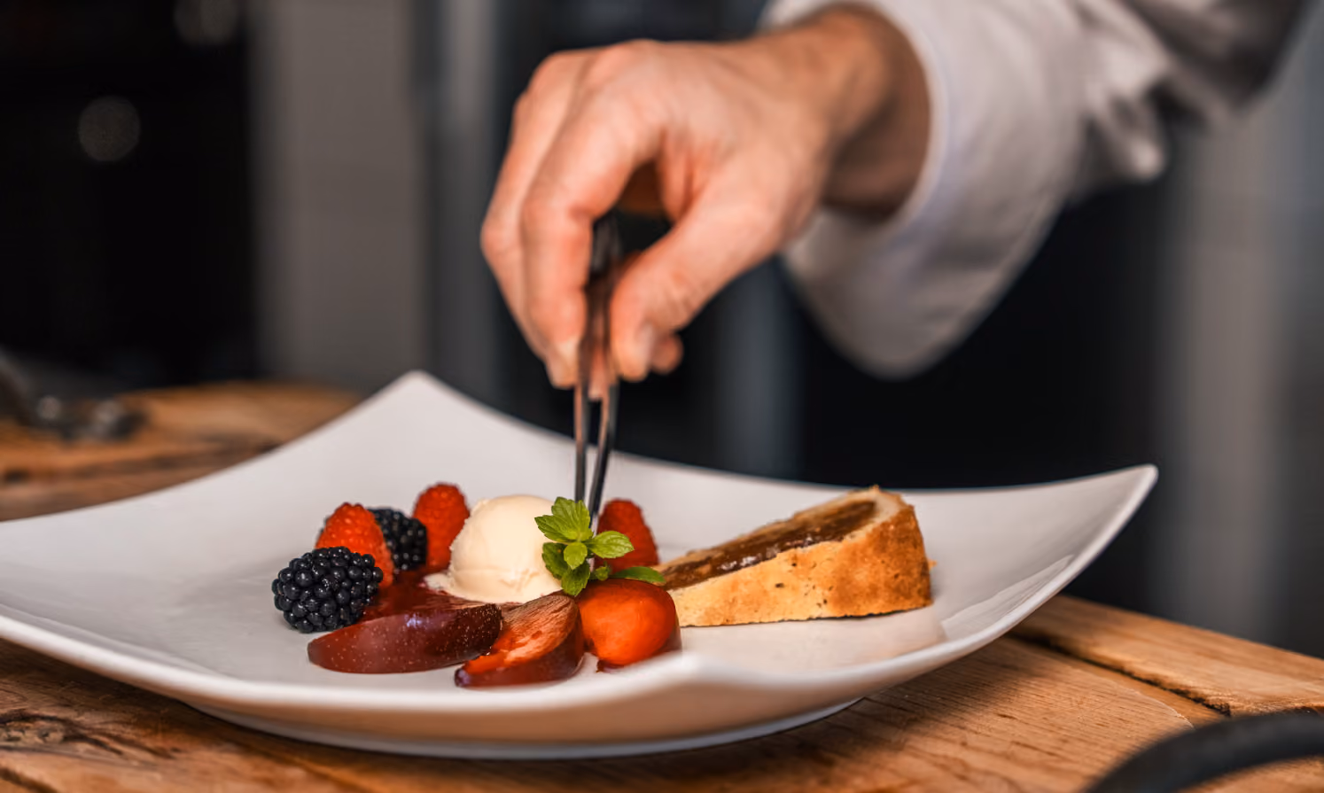 Dessert wird mit frischen Beeren garniert