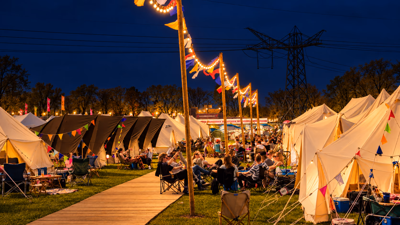 De camping 's nachts onder lichtslingers (placeholder)