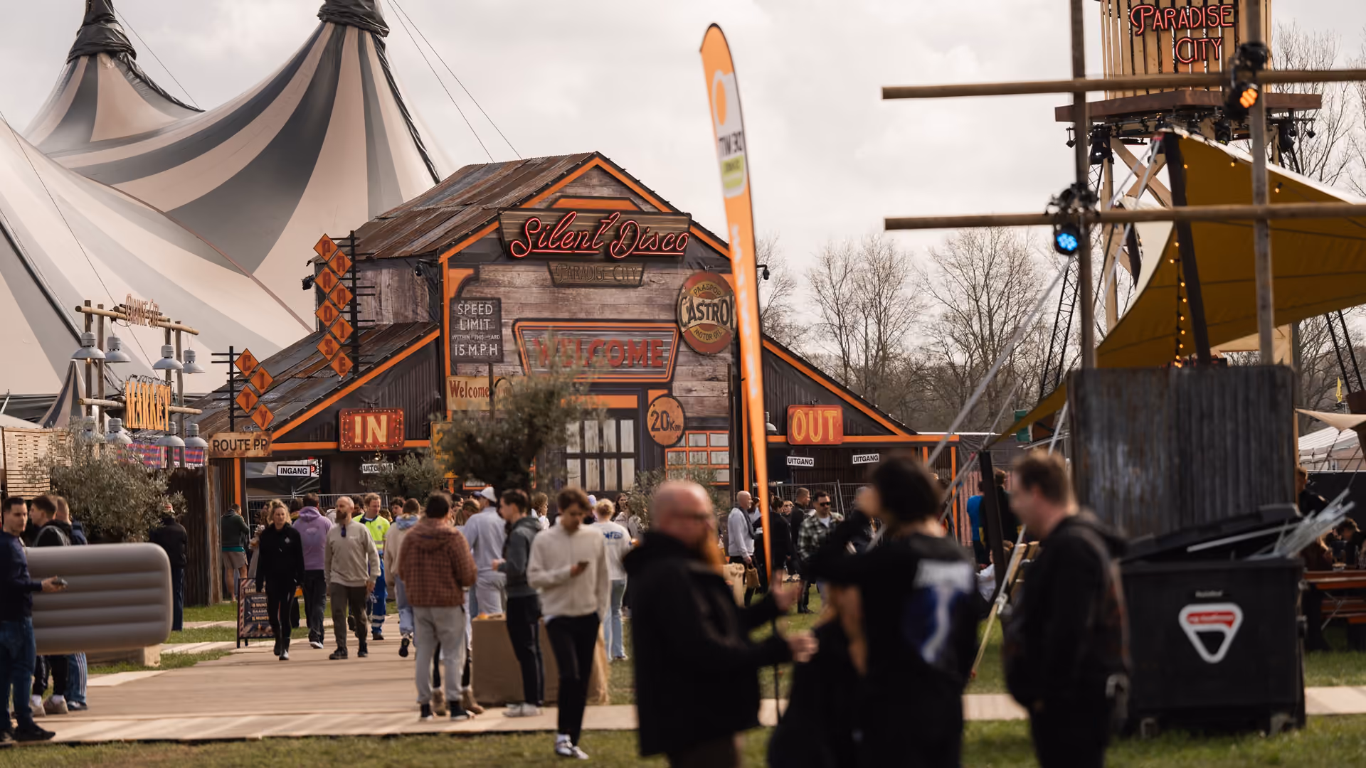 Paradise City overdag: bezoekers lopen langs de Silent Disco en de circustenten
