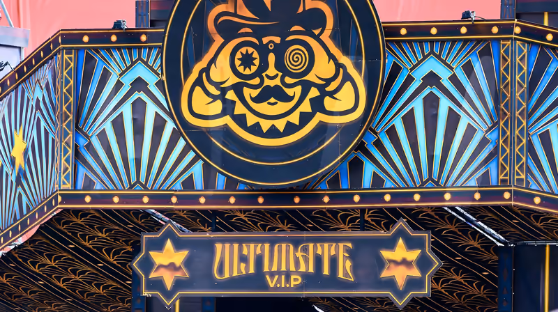 De ingang van de Ultimate VIP met het gouden Paaspop-gezicht