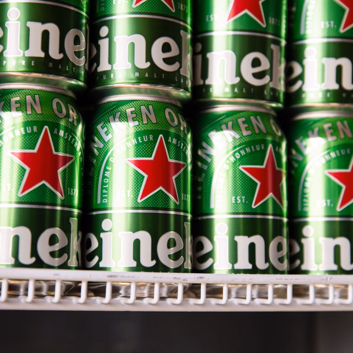 Rijen blikjes Heineken in een koelkast