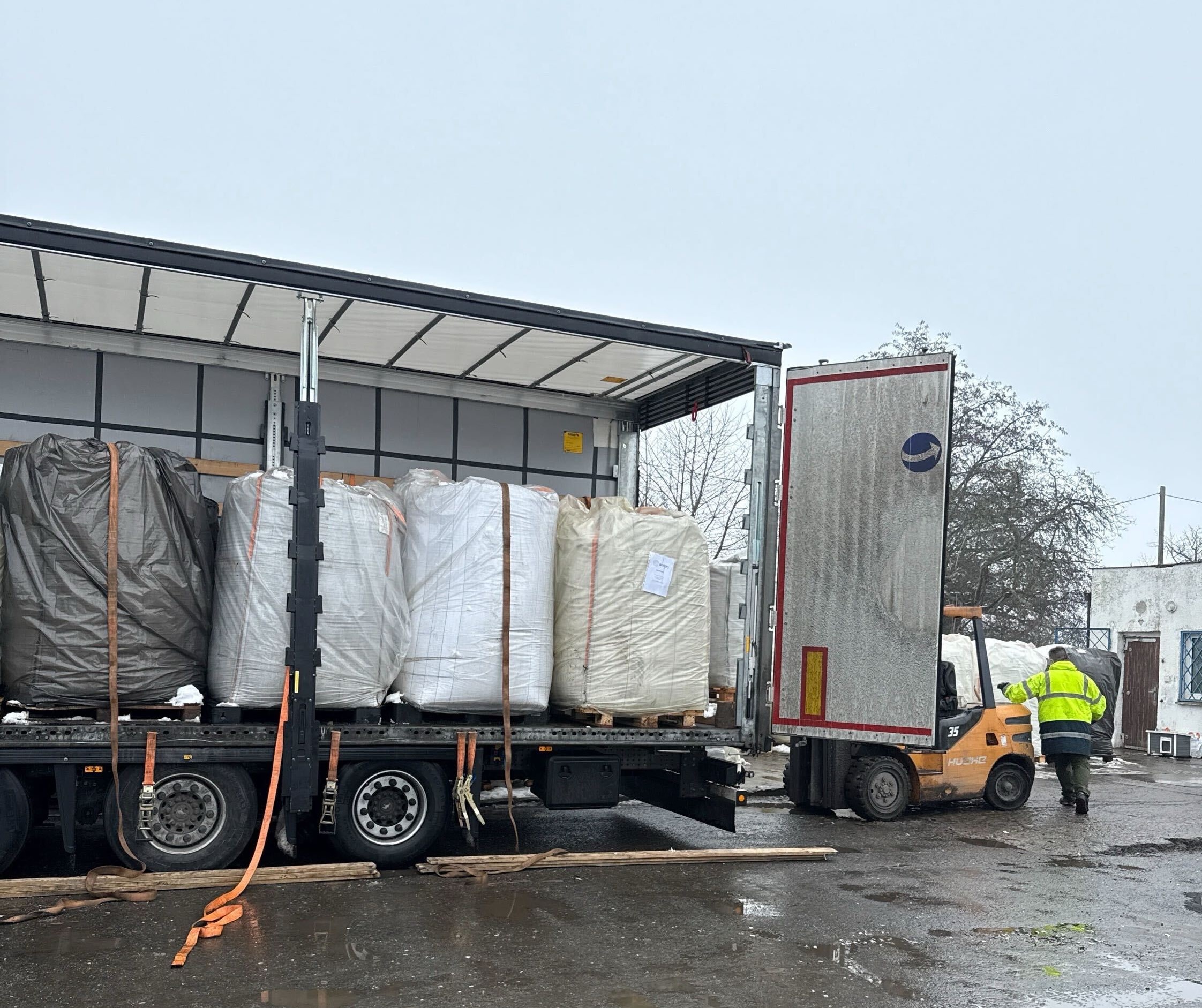 Big bags de plastiques recyclés chargés sur un camion par un chariot élévateur