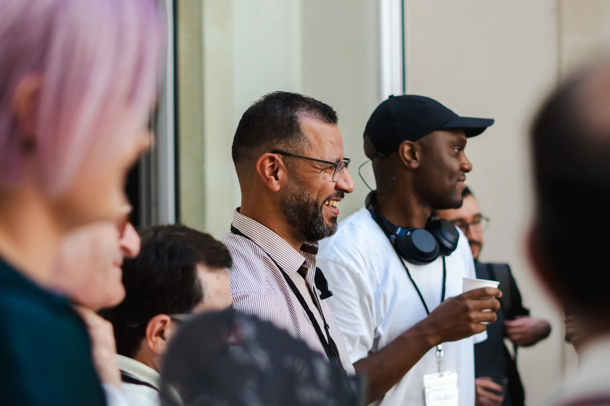 Participants souriants lors d'un événement Noésia