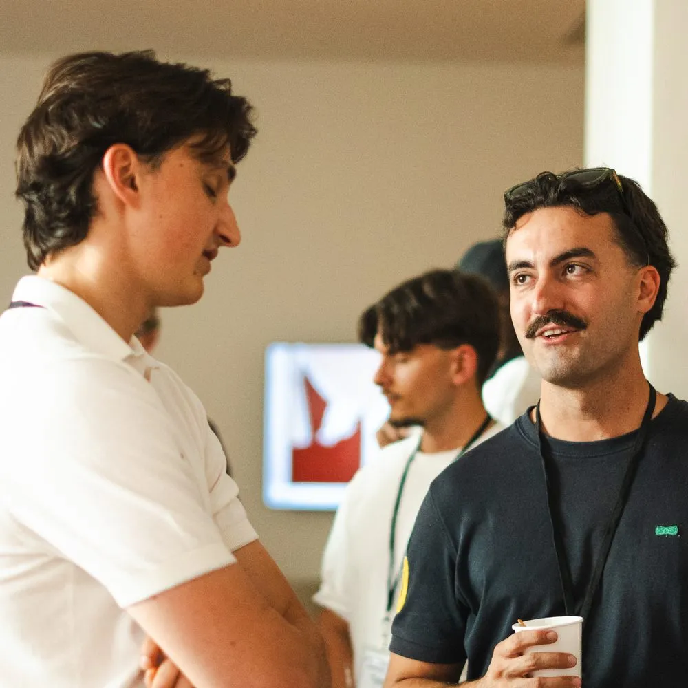 Deux participants échangent lors d'un événement Noésia