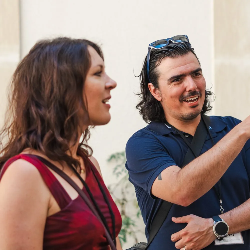 Deux participants échangent lors d'un événement Noésia