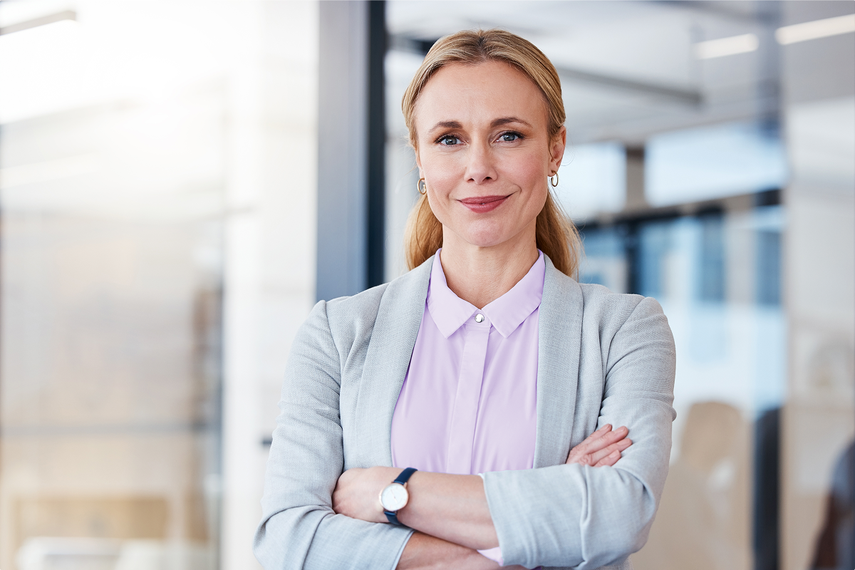 Mynd af ungri framakonu sem horfir í myndavél full sjálfstrausts.