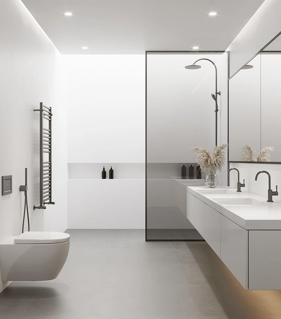 Modernes, minimalistisches Badezimmer mit weißem, wandhängendem WC links, grauem Handtuchheizkörper und begehbarer Dusche mit Glasabtrennung und Regendusche an der Rückwand. Rechts schwebende weiße Doppelwaschbecken mit grauen Wasserhähnen, großem Wandspiegel und Vase mit getrocknetem Pampasgras auf der Arbeitsfläche.