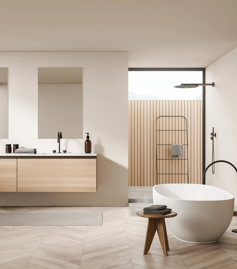 Modernes Badezimmer mit freistehender weißer Badewanne, hölzernem Beistelltisch mit grauen Handtüchern, Wand mit Holzpaneelen, Regendusche und Wandablage mit Spiegeln und Waschbeckenunterschrank in hellen Holztönen.