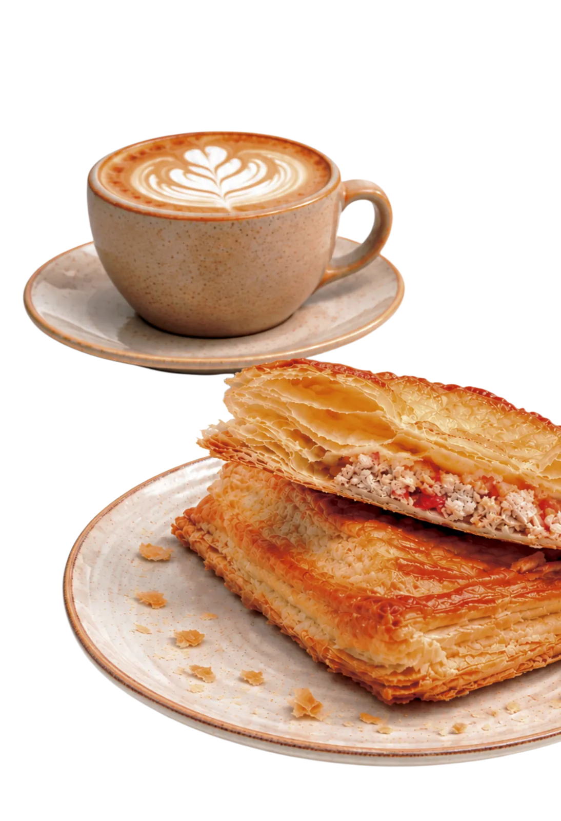 Café de especialidad recién servido junto a hojaldre artesanal, sobre mesa de madera clara