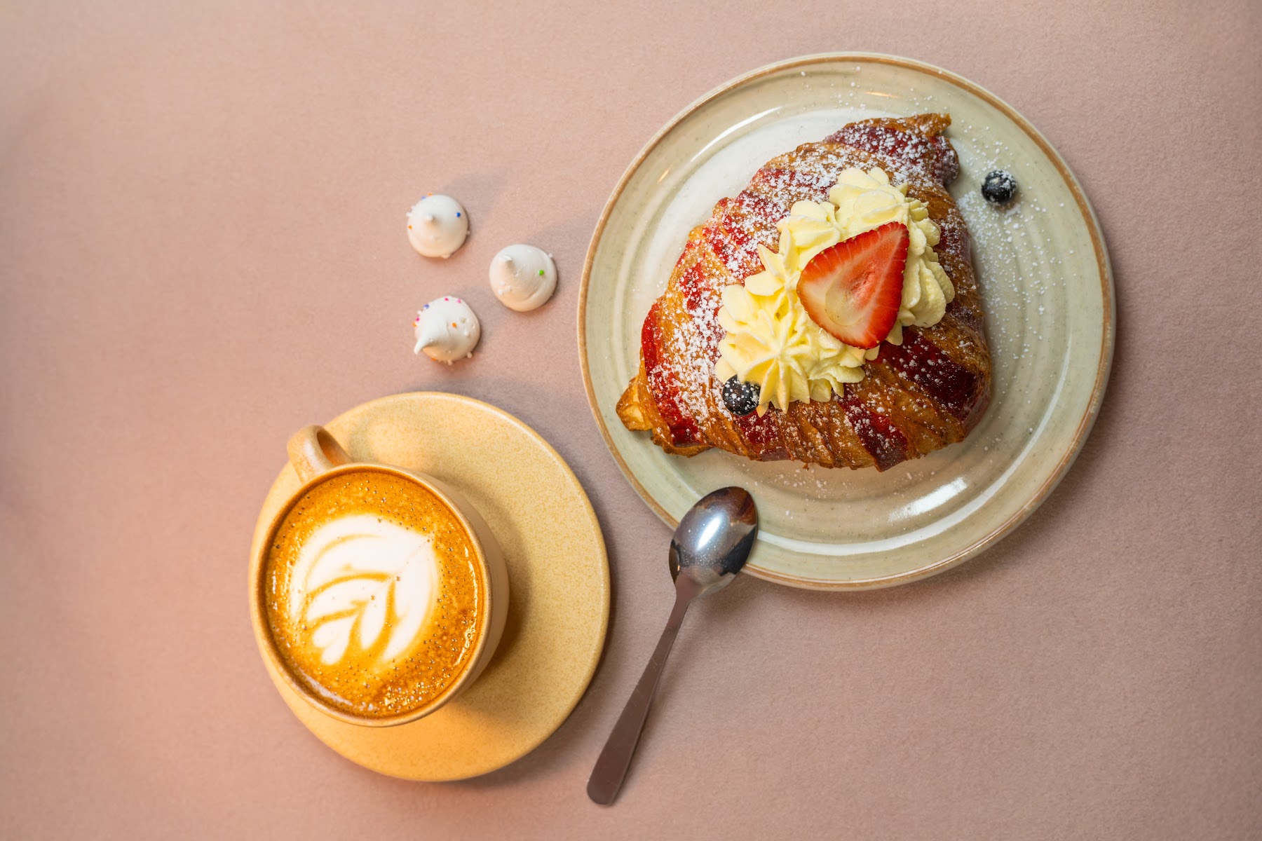 Croissant y latte, el primer gesto de la casa