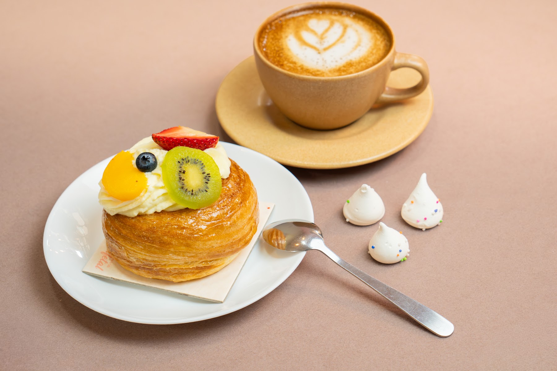 Brioche de frutas con latte, técnica francesa