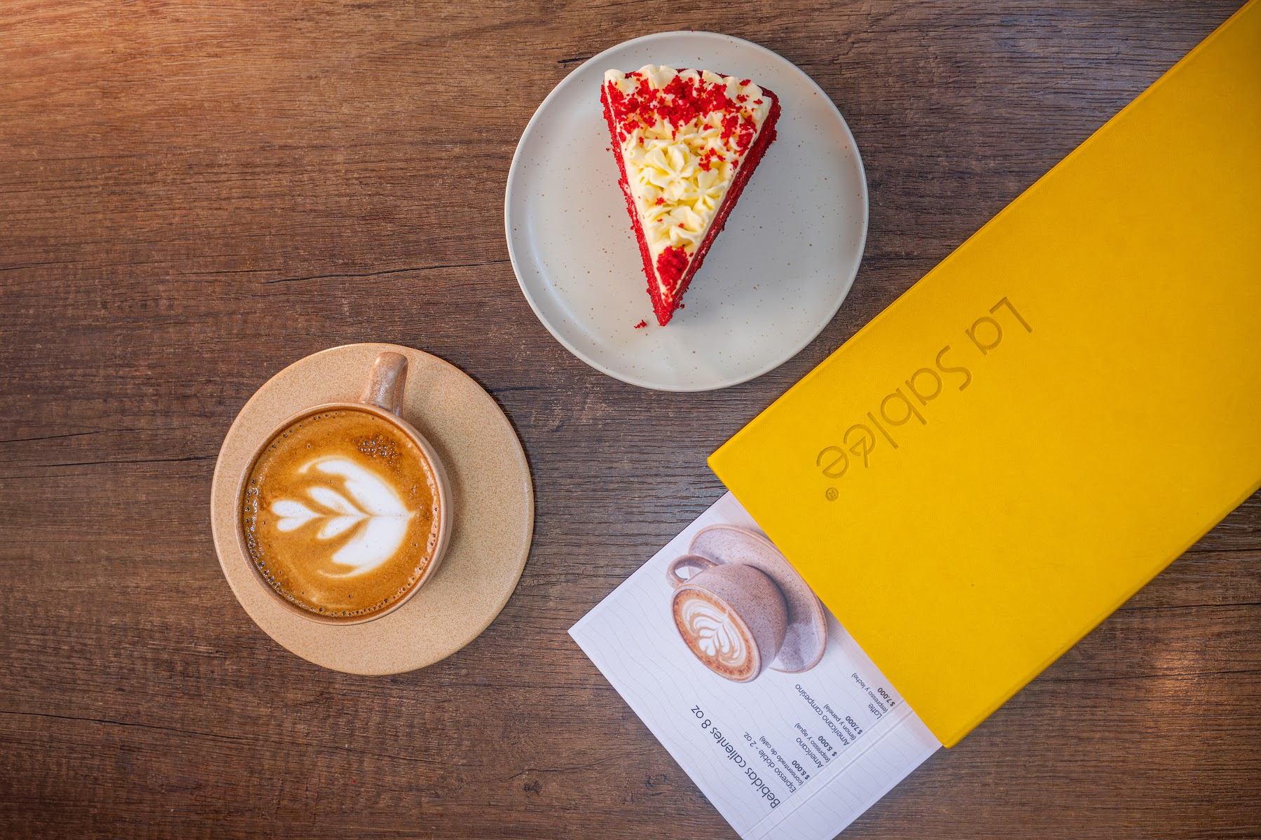 La carta de La Sablée con latte y red velvet