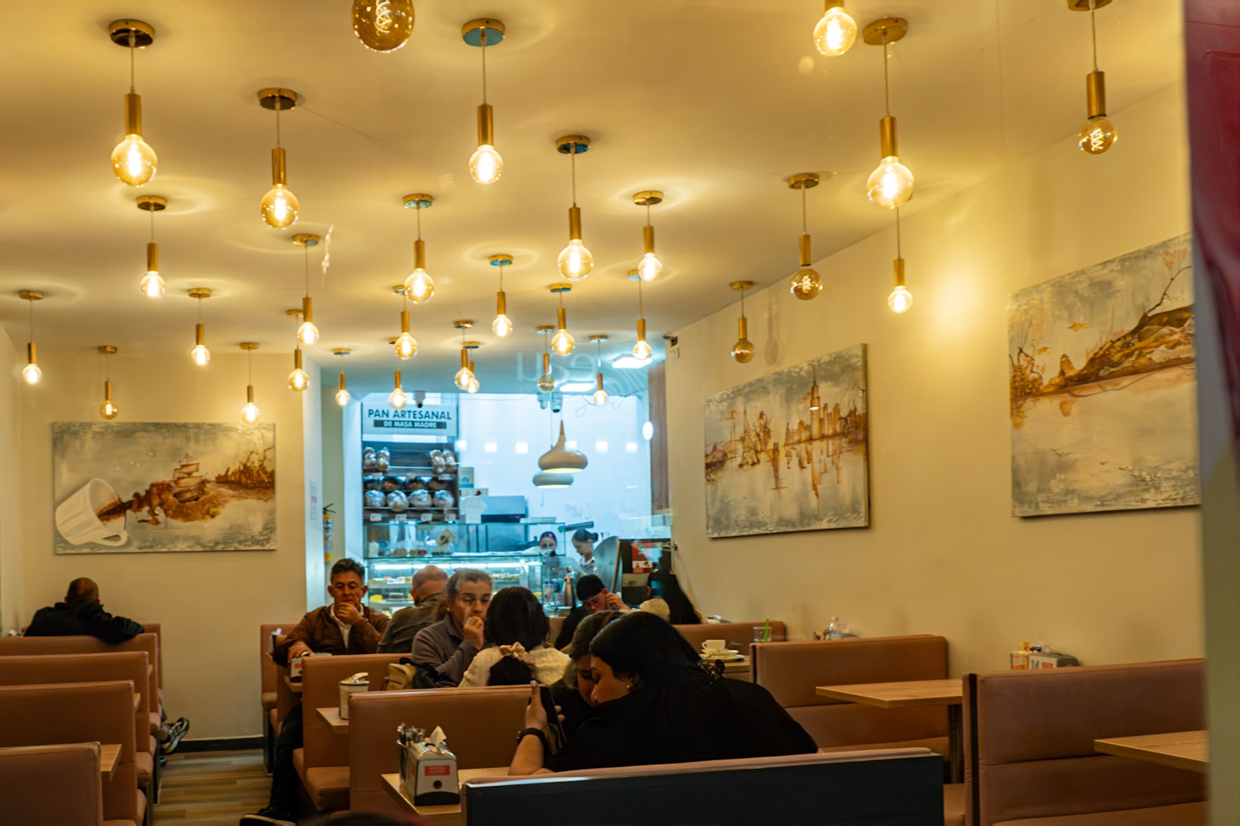 Salón de La Sablée con luz cálida