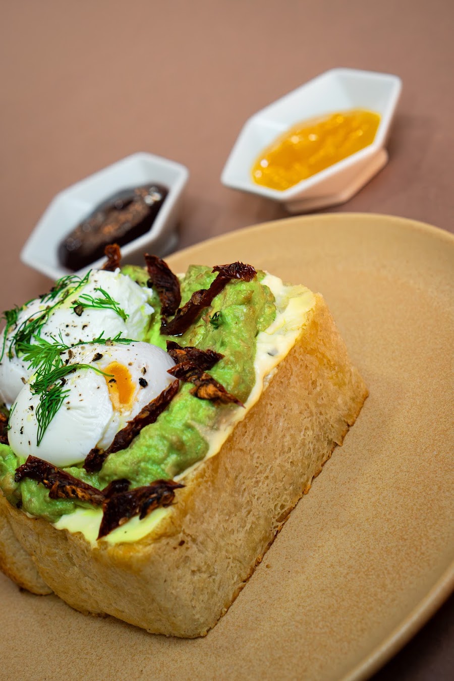 Tostada de aguacate con huevo pochado