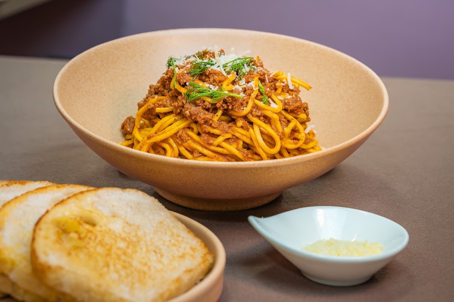 Pasta boloñesa con pan de la casa