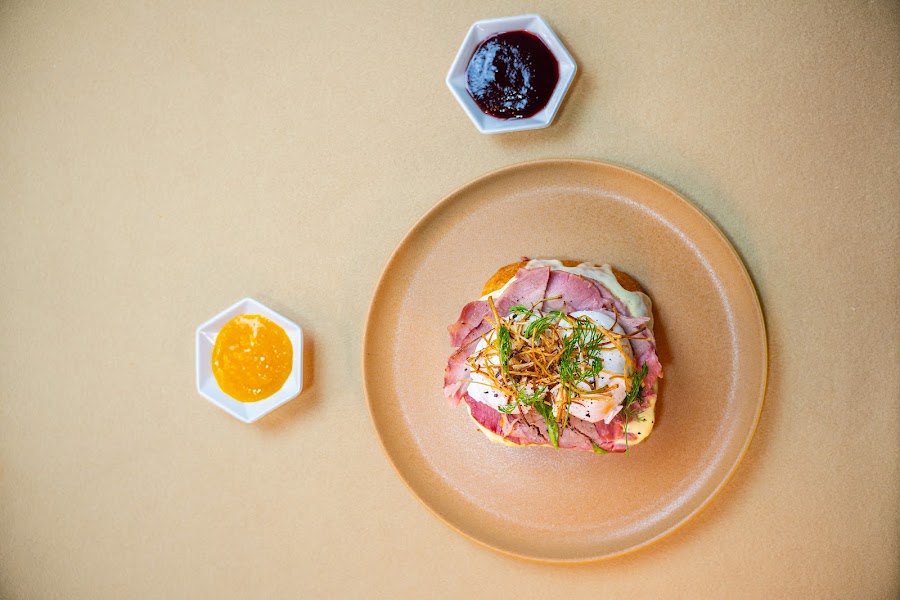 Brioche con jamón y huevo pochado