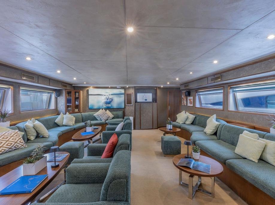 Lounge on M/Y Harmony V