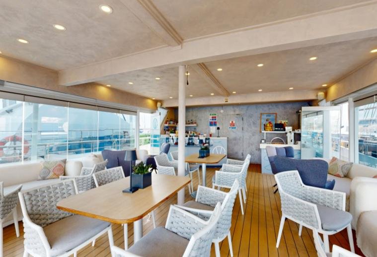 Dining room on M/Y Harmony V