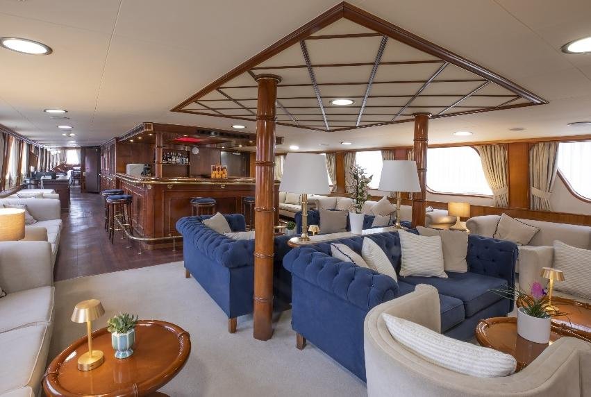 Lounge on M/Y Callisto