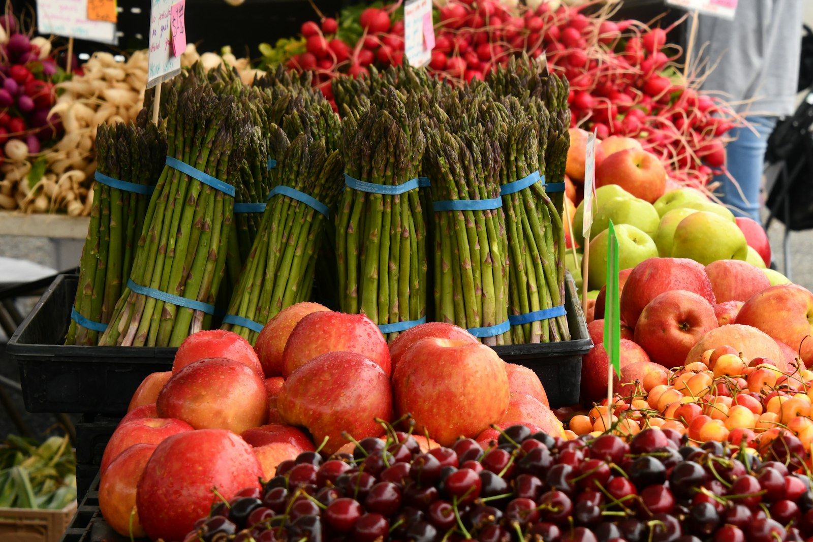 Asparagus and apples at a market stand