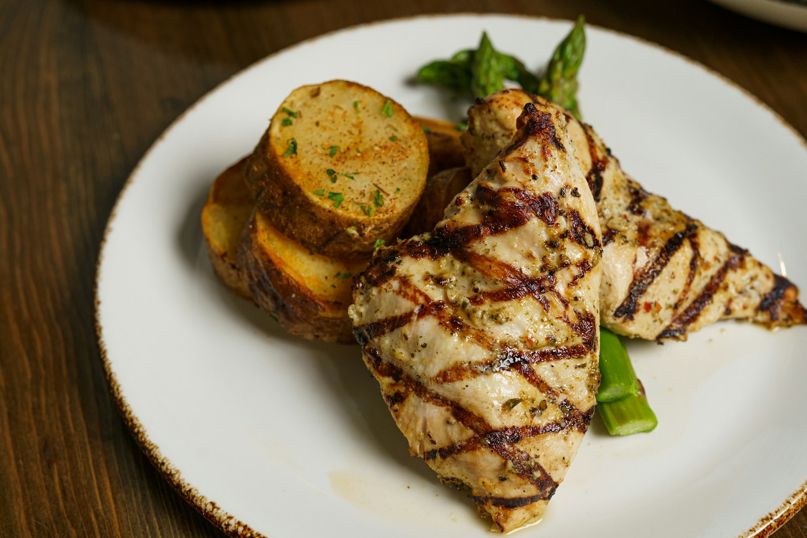 Grilled chicken with herb sauce