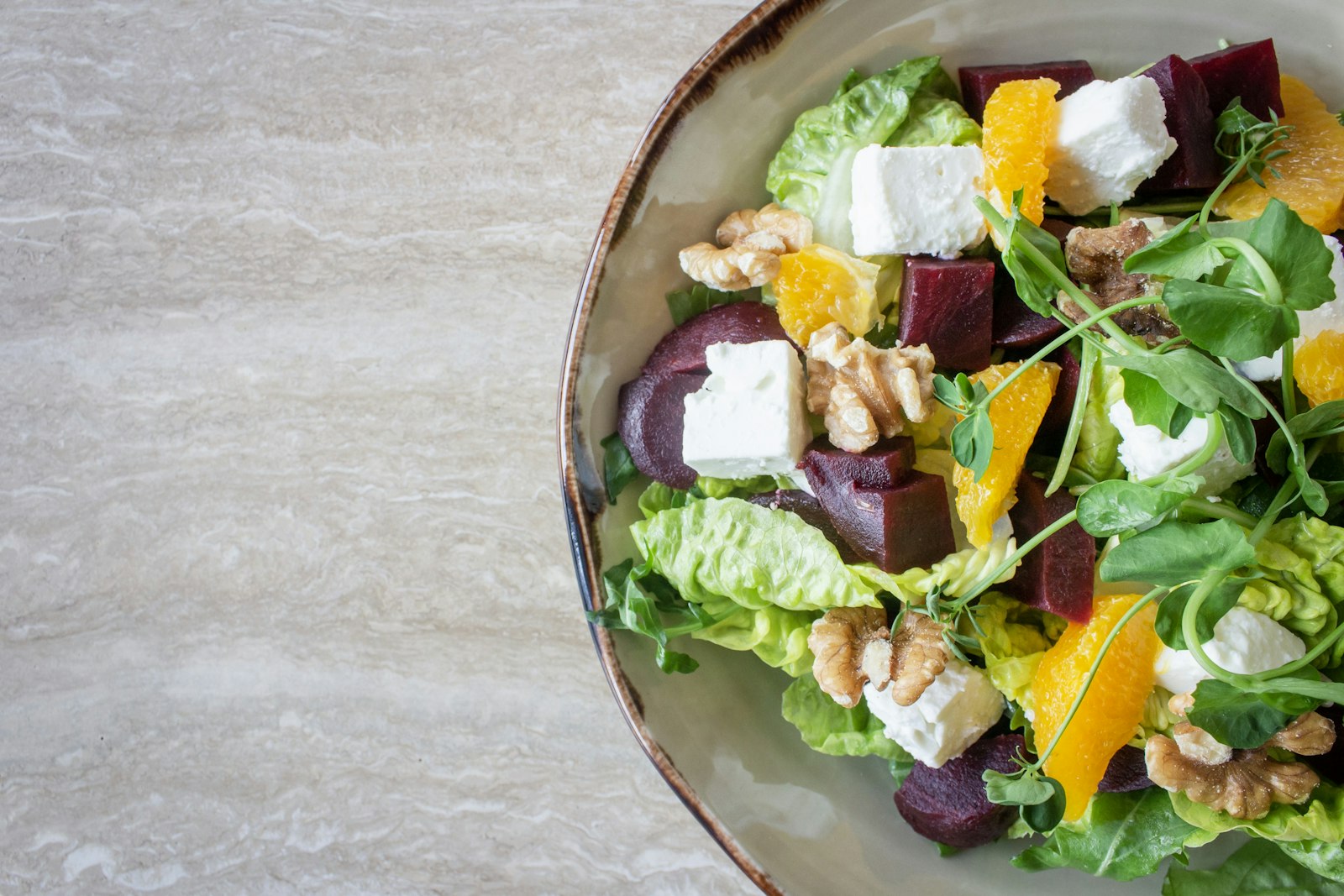 Salad with roasted beets, squash and walnuts